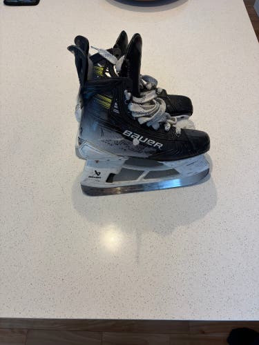 2023 Bauer Vapor Hyperlite 2 Hockey Skates Size 5.5 (Used)