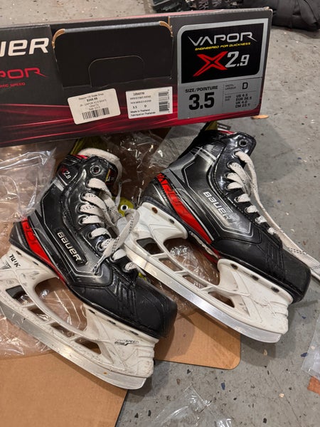 Black 2019 Bauer Vapor X2.9 Hockey Skates Regular Width Size 3.5 (Used)