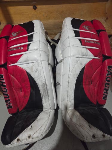34" Vaughn Velocity 7000 Goalie Leg Pads (Used)