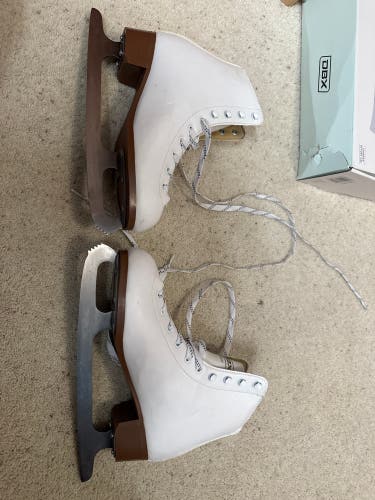 DBX Figure Skates B Adult 8 (Used)