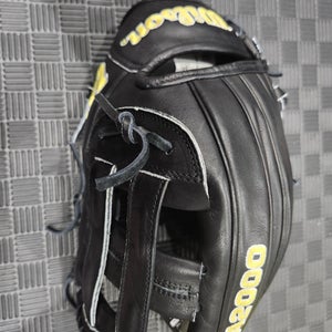 Wilson RH A2000 Baseball Glove 12" (New)