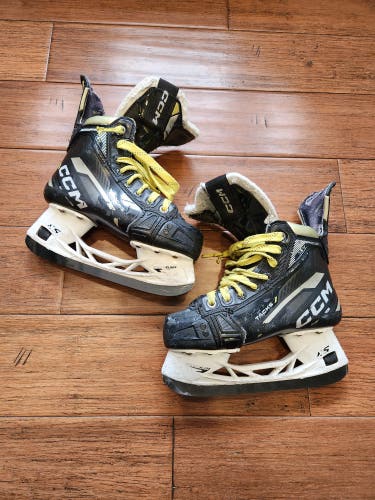 CCM Tacks AS-V Hockey Skates Regular Width Size 2.5 (Used)
