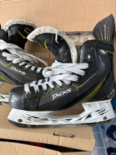 CCM Super Tacks Hockey Skates 9.5 Regular Width Pro Stock