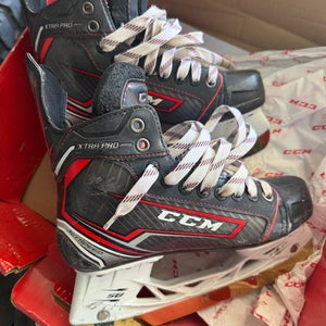 Black/Gray 2021 CCM XTra Hockey Skates Regular Width Size 5.5 (Used)