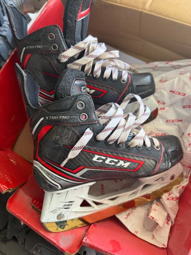 Black/Gray 2021 CCM XTra Hockey Skates Regular Width Size 5.5 (Used)