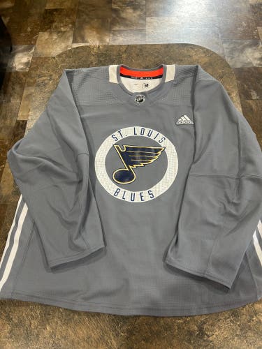 Gray St. Louis Blues practice jersey. (58)