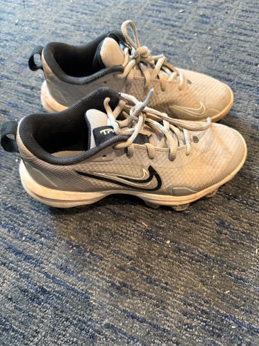 Gray Kid's 3Y (Big Kids / Youth) Nike Low Top Molded Cleats (Used)