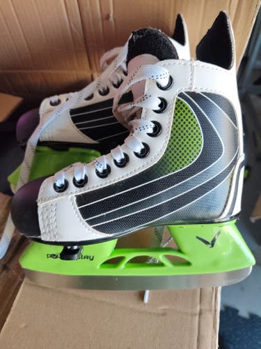 Black/White Verbero PowerPlay Hockey Skates Regular Width 6 (Used)