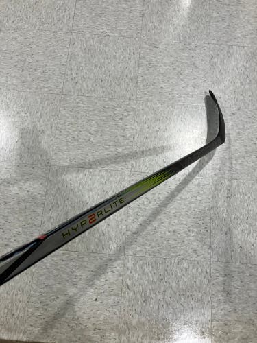 Junior Bauer Vapor Hyperlite 2 Hockey Stick Right Handed P28 30 Flex (Used)
