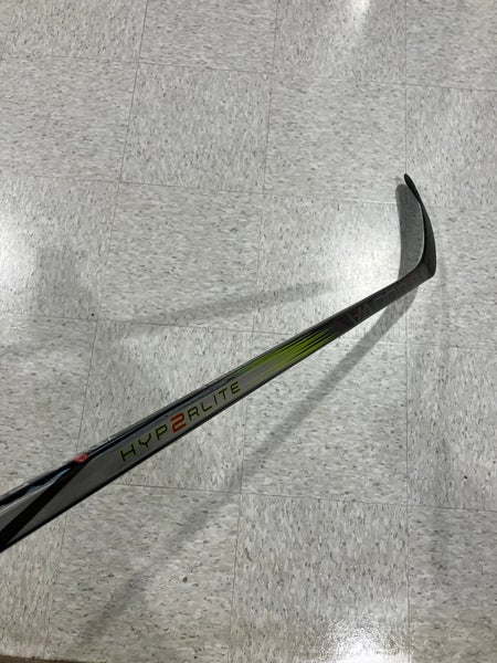 Junior Bauer Vapor Hyperlite 2 Hockey Stick Right Handed P28 30 Flex (Used)