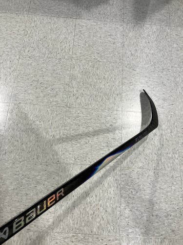 Junior Bauer Vapor Flylite Hockey Stick Right Handed P28 30 Flex (Used)