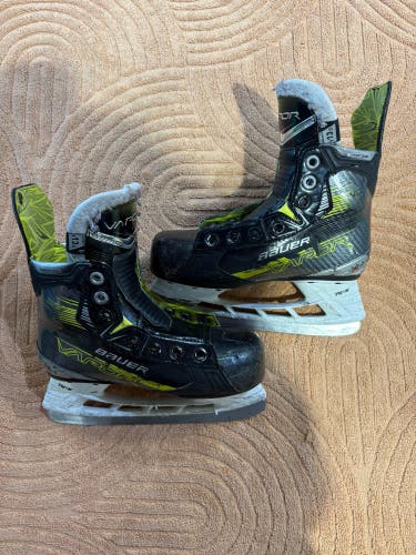 Youth Bauer Vapor X4 Hockey Skates Regular Width 13.5 (Used)
