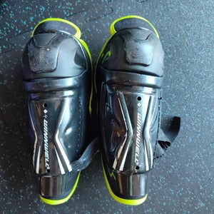 Youth Winnwell AMP 500 8" Shin Pads (Used)