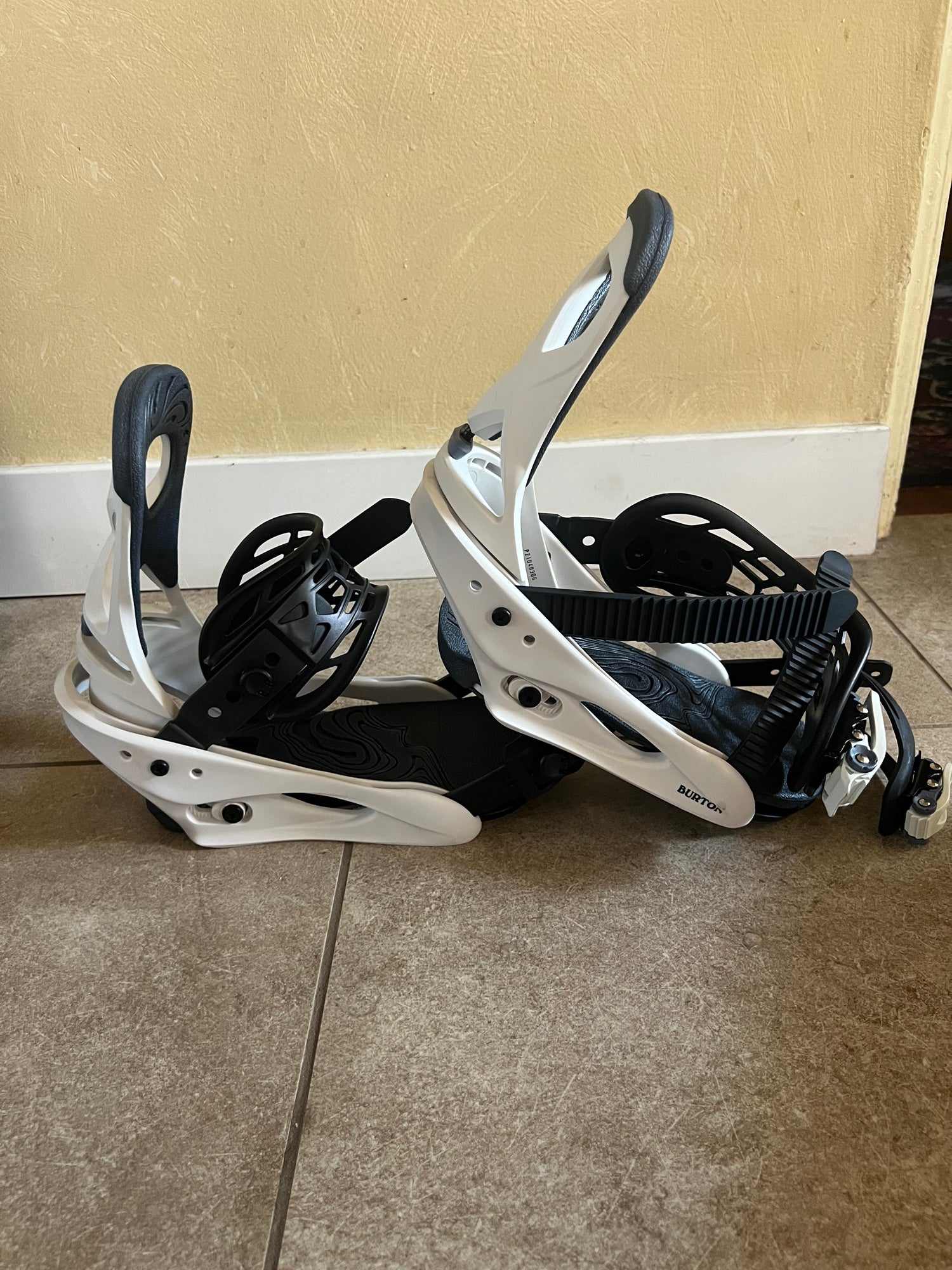New Small Kid's Burton MISSION Snowboard Bindings Freestyle