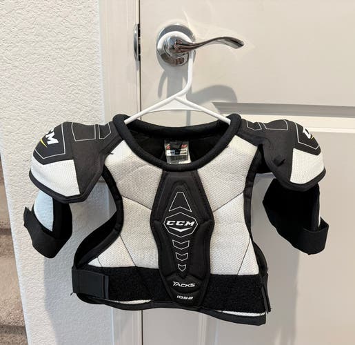 Medium Junior CCM Tacks 1052 Shoulder Pads (New)