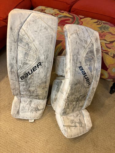 Medium Bauer Vapor X900 Goalie Leg Pads (Used)