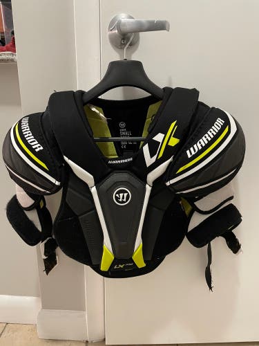 Small Senior Warrior ALPHA LX PRO Shoulder Pads (Used)
