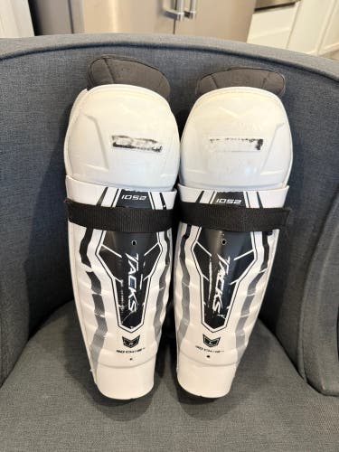 Junior CCM Tacks 1052 12" Shin Pads (Used)