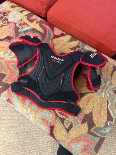 Small / Medium Senior Bauer Vapor X700 Shoulder Pads (Used)