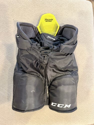Junior Large CCM Tacks 3092 Hockey Pants (Used)