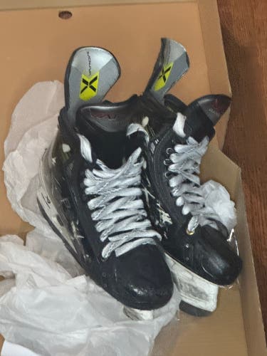 Black 2023 Bauer Vapor Hyperlite 2 Hockey Skates Regular Width 9.5 (Used)