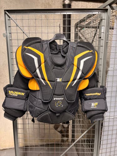 Medium 2017 Vaughn Velocity V7 XF Pro Carbon Goalie Chest Protector (Used)