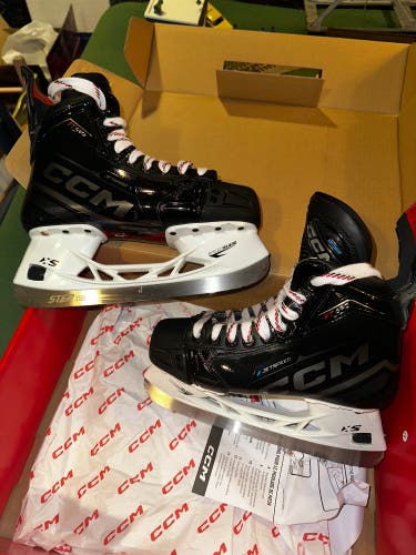 Black/Navy CCM JetSpeed FT690 Hockey Skates Regular Width Size 5 (New)