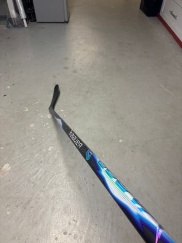 Senior Bauer Vapor Flylite Right Handed Hockey Stick P28 77 Flex (Used)