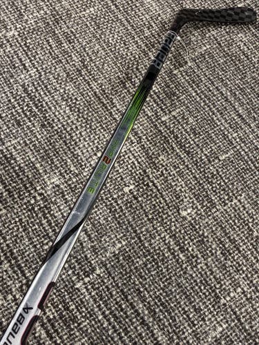 Senior Bauer Vapor Hyperlite 2 Hockey Stick Right Handed P92 87 Flex (Used)