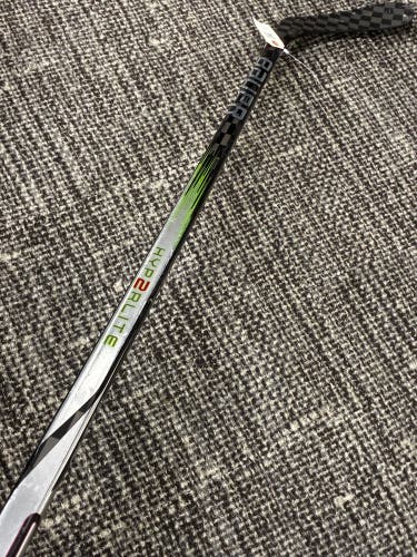 Senior Bauer Vapor Hyperlite 2 Hockey Stick Right Handed P92 87 Flex (Used)