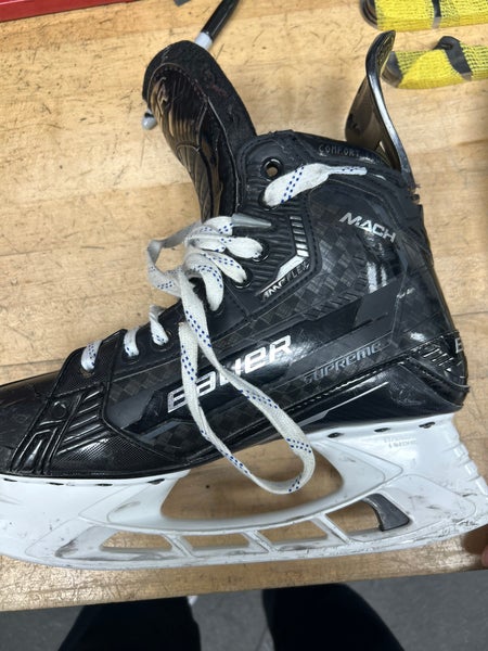 2022 Bauer Supreme Mach Hockey Skates Regular Width 8 (Used)