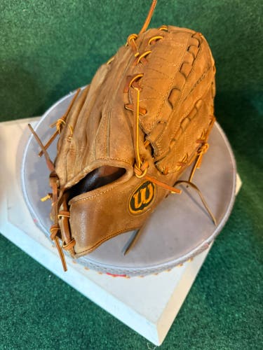 Wilson A2000 RH Pitcher's Baseball Glove 12" (Used)