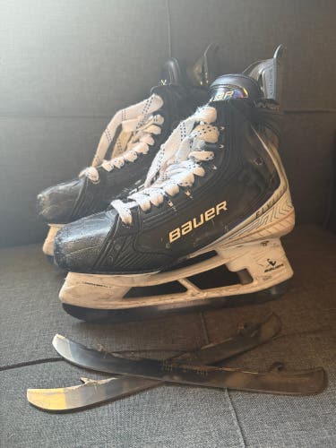 2025 Bauer Vapor Flylite Hockey Skates Size 4.5 w/ extra blades (Used)