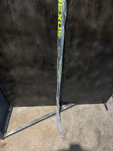 Youth Bauer Right Hand Hockey Stick P92 Less Than 30 Flex (New)