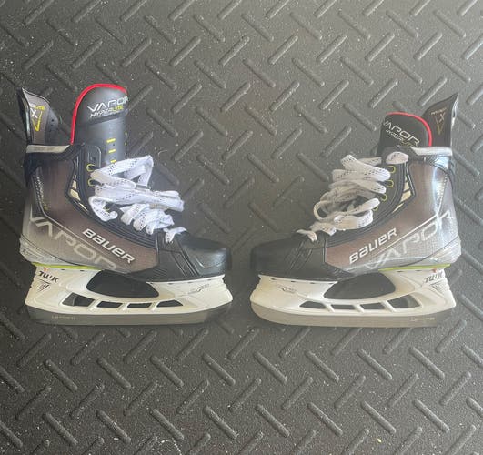 Like New Bauer Vapor Hyperlite Ice Hockey Skates - size 8.5 (Fit 3)