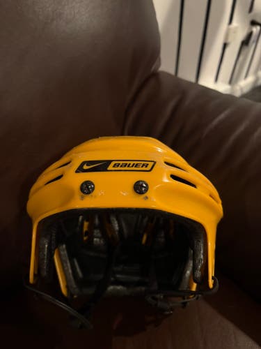 Medium Bauer 5500 Helmet (Used)