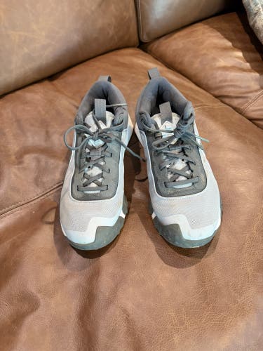 Nike Men's Air Diamond Varsity Baseball Turf Shoes

Gray Men's Size M 8.5 (W 9.5) Nike Turf Cleats
