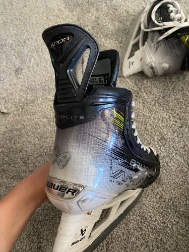 Bauer Vapor Hyperlite 2 Hockey Skates Regular Width Size 5.5 (Used)