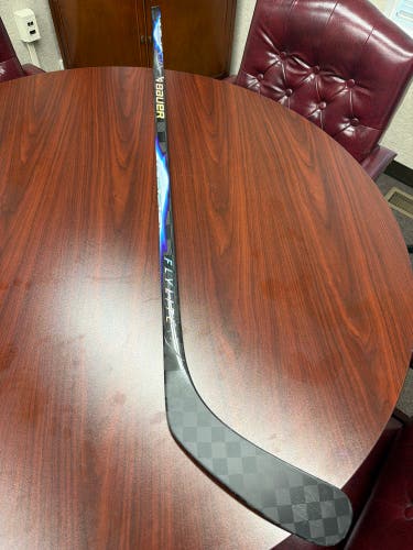 Intermediate Bauer Vapor Flylite Right Handed Hockey Stick P92 50 Flex (New)