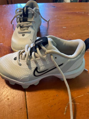 White Kid's 12K (Little Kids) Youth Nike Low Top Molded Cleats (Used)