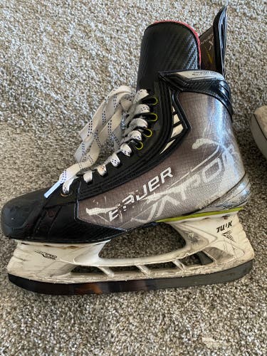 2021 Bauer Vapor Hyperlite Hockey Skates Regular Width 6 (Used)