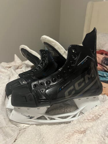 Black 2023 CCM JetSpeed FT675 Hockey Skates Regular Width 8 (Used)