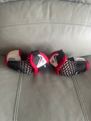 Youth Medium Bauer Vapor Lil Rookie Elbow Pads (Used)