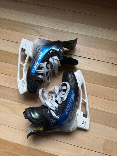 Blue 2023 Bauer Vapor Hyperlite 2 Hockey Skates Pro Stock Size 4.5 (Used)