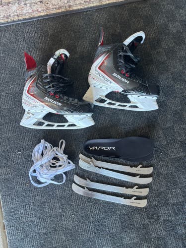 2025 Bauer Vapor Fly30 Hockey Skates Regular Width 8.5 (Used)