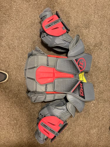 Small 2017 Warrior Ritual G4 Goalie Chest Protector (Used)
