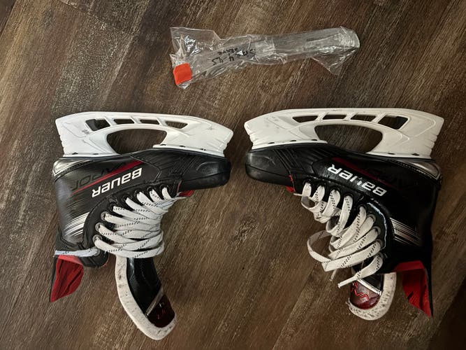 2023 Bauer Vapor X4 Hockey Skates Regular Width Size 4.5 (Used)