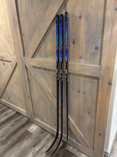 3 Intermediate blue Bauer Vapor Flylite Left Hand Hockey Stick P28 65 Flex Pro Stock (New)