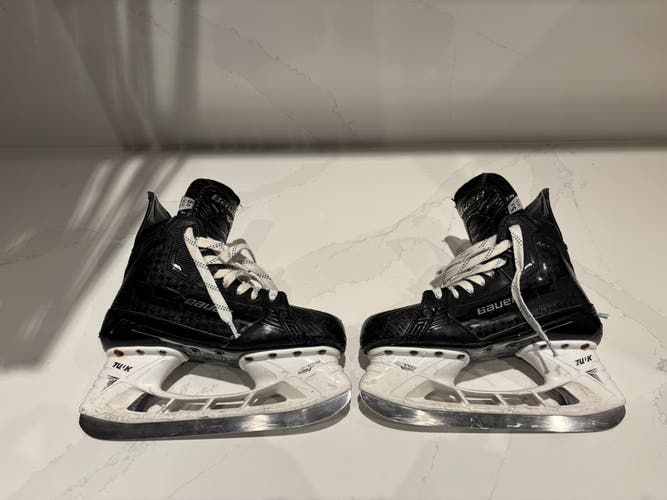 Black 2022 Bauer Supreme Mach Hockey Skates Extra Wide Width Size 5.5 (Used)