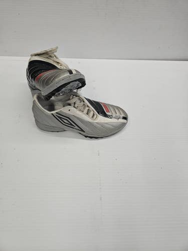 Umbro (Used) Size M 3.5 (W 4.5) Silver Indoor Cleats